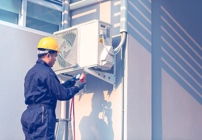 technician checking the air conditioning system using monitor tool